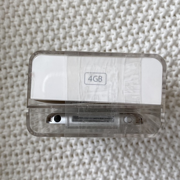 Ipod nano 4GB Silver Model A1236 - Picture 4 of 7